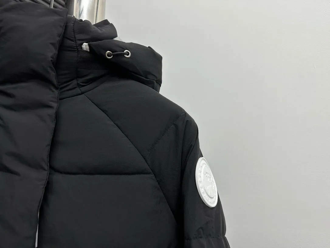 P780 【𝗖𝗔𝗡𝗔𝗗𝗔 𝗚𝗢𝗢𝗦𝗘】Capsule Series Macaron White Label Fabric: Made of soft EnduraLuxe fabric imported from DuPont, CORDURA, USA, which enhances the durability of easy-to-wear parts, is lightweight and durable; the liner is made of 400T anti-velvet gallbladder, which is comfortable, soft and non-velvet. : Equipped with a detachable hood, which can be adjusted in two directions, and is also filled with down, which brings greater softness and wrapping around the head and neck, and is full of warmth. This parka features white trim on the back and sides, and the hardware locks are all original and custom-made to match the muted fabric color. Goose label: The official website’s new series of silicone material labels, non-embroidery labels. Length: Fit hip-length. Size: XS-L
